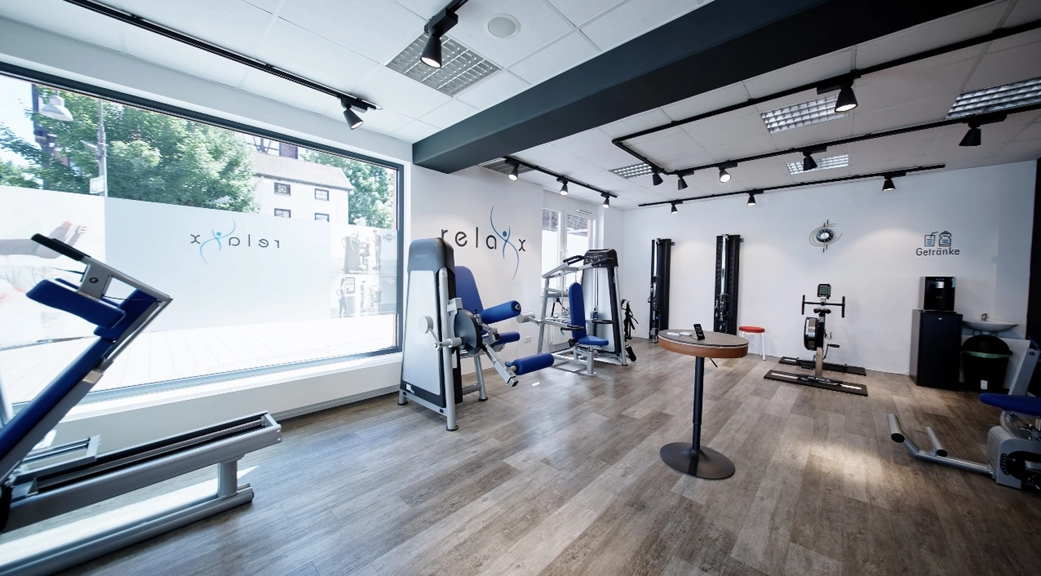 Relaxx Physiotherapie - Praxis for Physiotherapie - Sportorientierter Trainingsraum mit moderner Ausstattung.