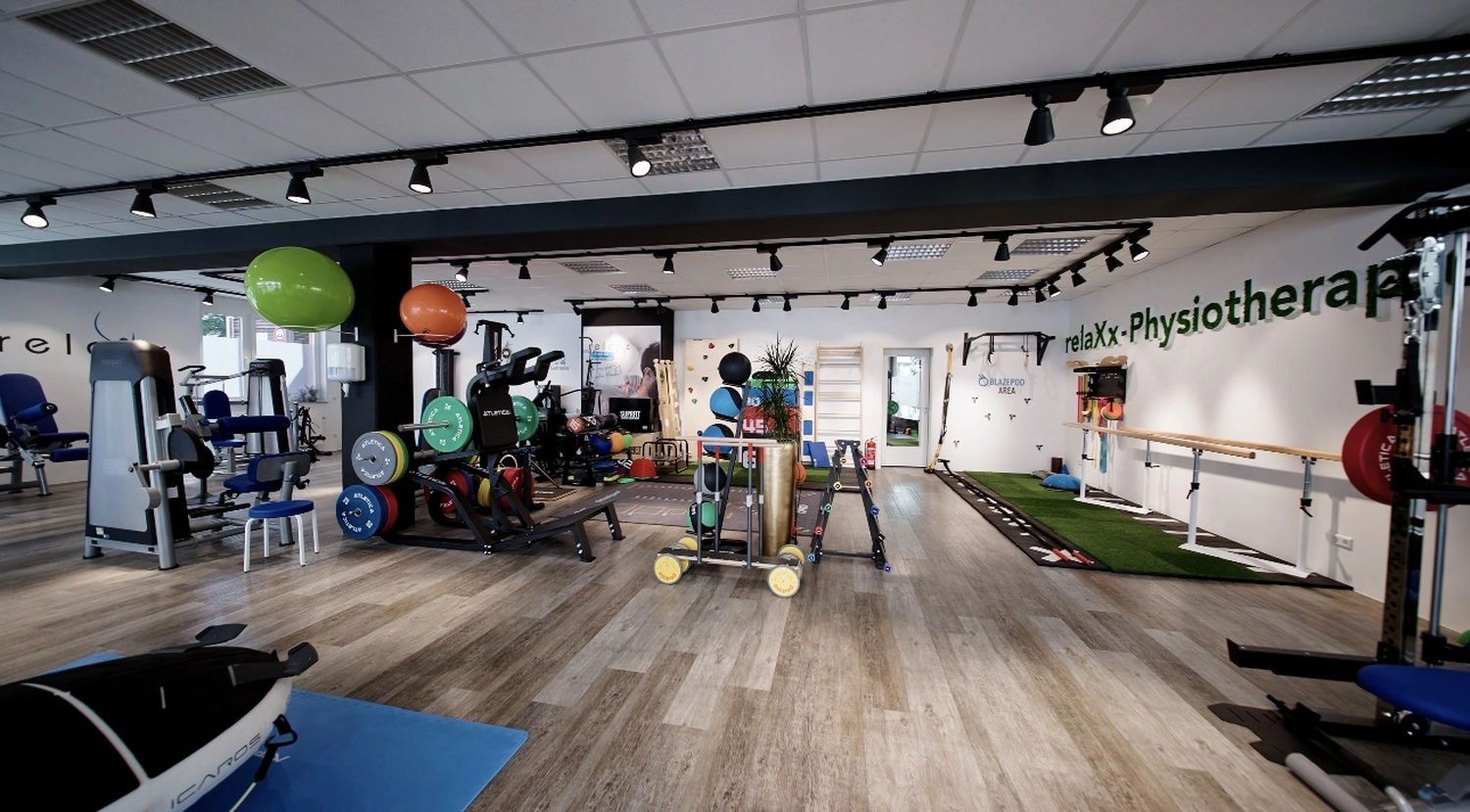 Relaxx Physiotherapie - Praxis for Physiotherapie - Sportorientierter Trainingsraum mit moderner Ausstattung.