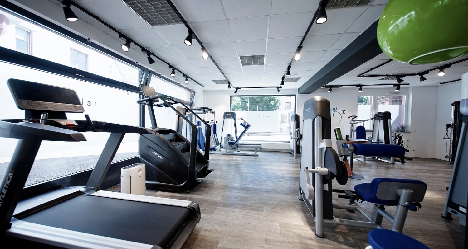 Relaxx Physiotherapie - Praxis for Physiotherapie - Sportorientierter Trainingsraum mit moderner Ausstattung.