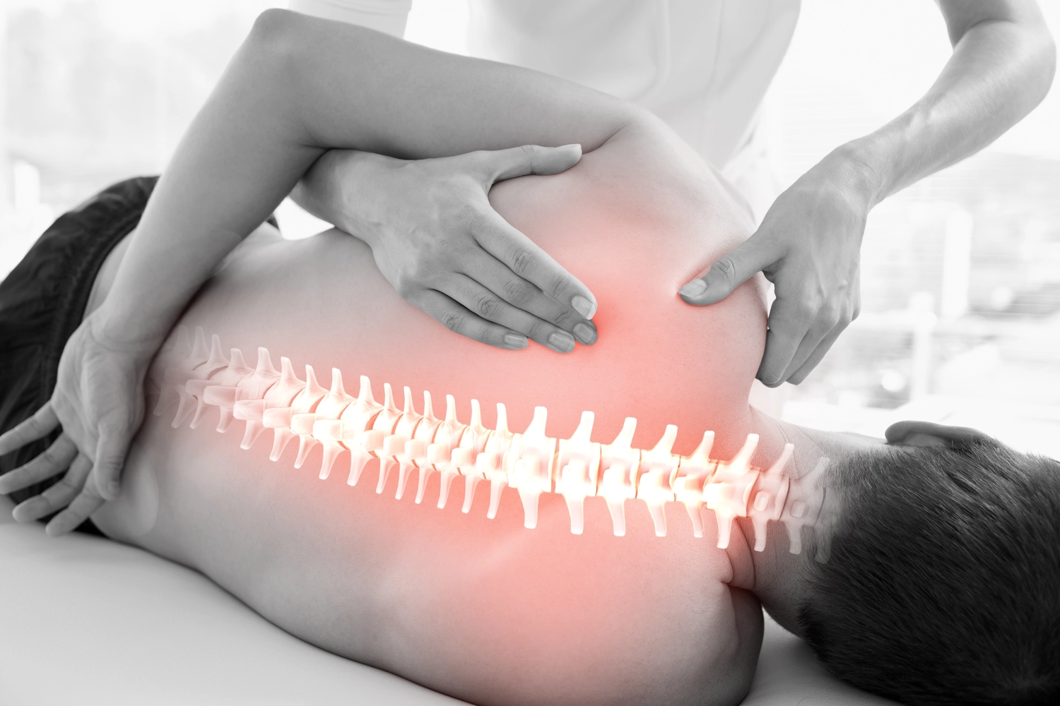 Relaxx Physiotherapie - Praxis for Physiotherapie - Physiotherapeut behandelt den Rücken einer Person