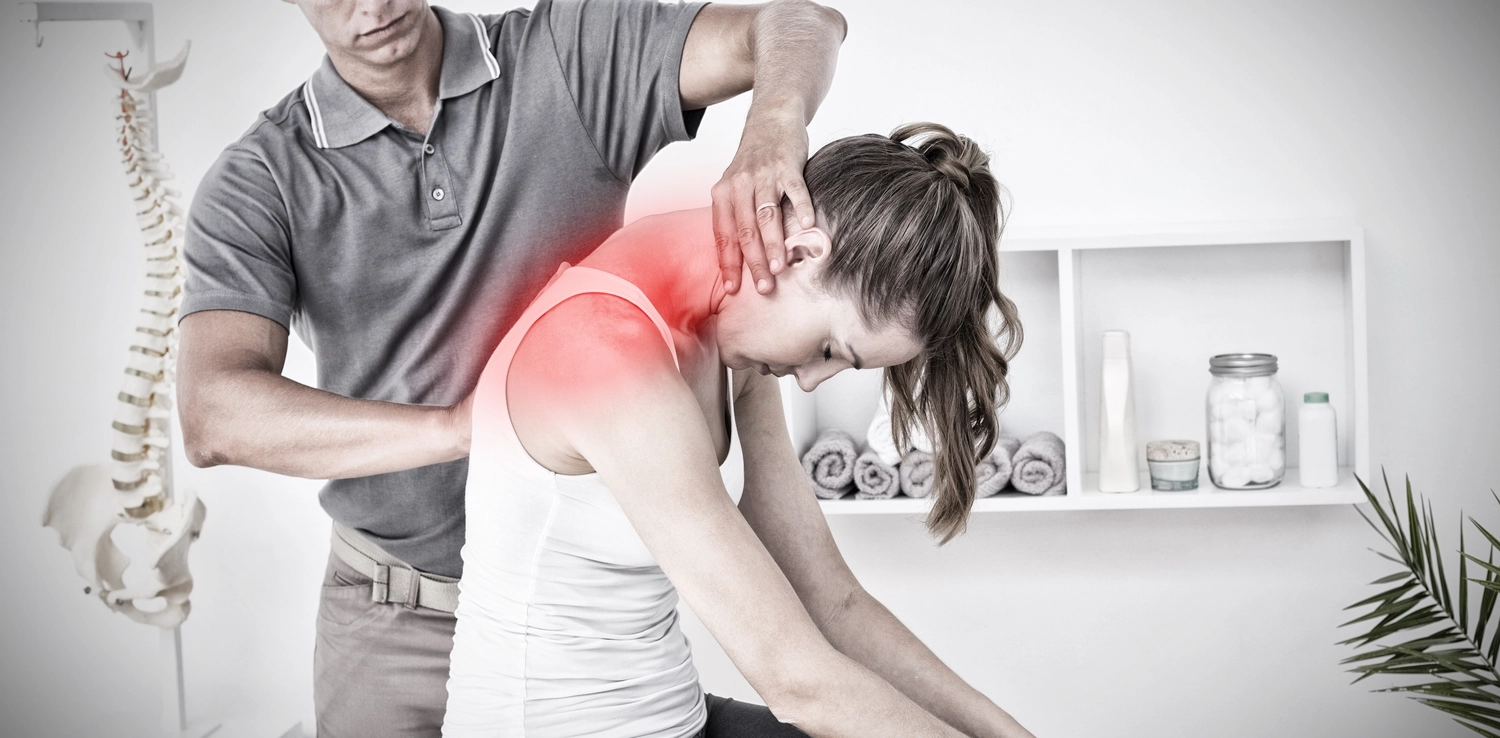 Relaxx Physiotherapie - Praxis for Physiotherapie - Physiotherapeutin findet Schmerzbereiche am Rücken einer Frau