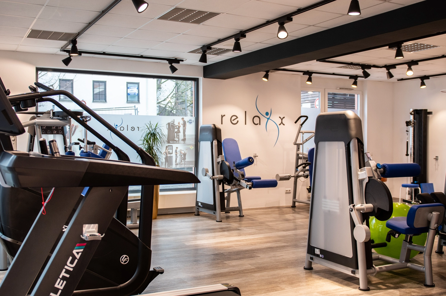 Relaxx Physiotherapie - Praxis for Physiotherapie - Sportorientierter Trainingsraum mit moderner Ausstattung.