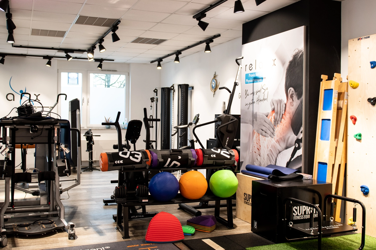 Relaxx Physiotherapie - Praxis for Physiotherapie - Sportorientierter Trainingsraum mit moderner Ausstattung.